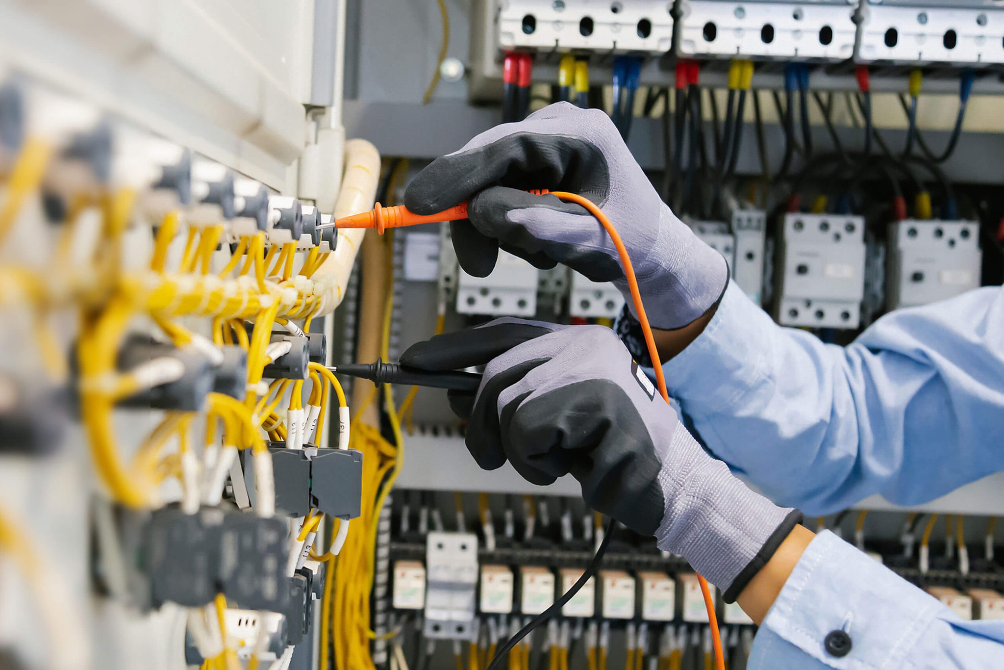 Sicherheitsrisiken vermeiden: Die Rolle der Prüfung ortsfester elektrischer Anlagen