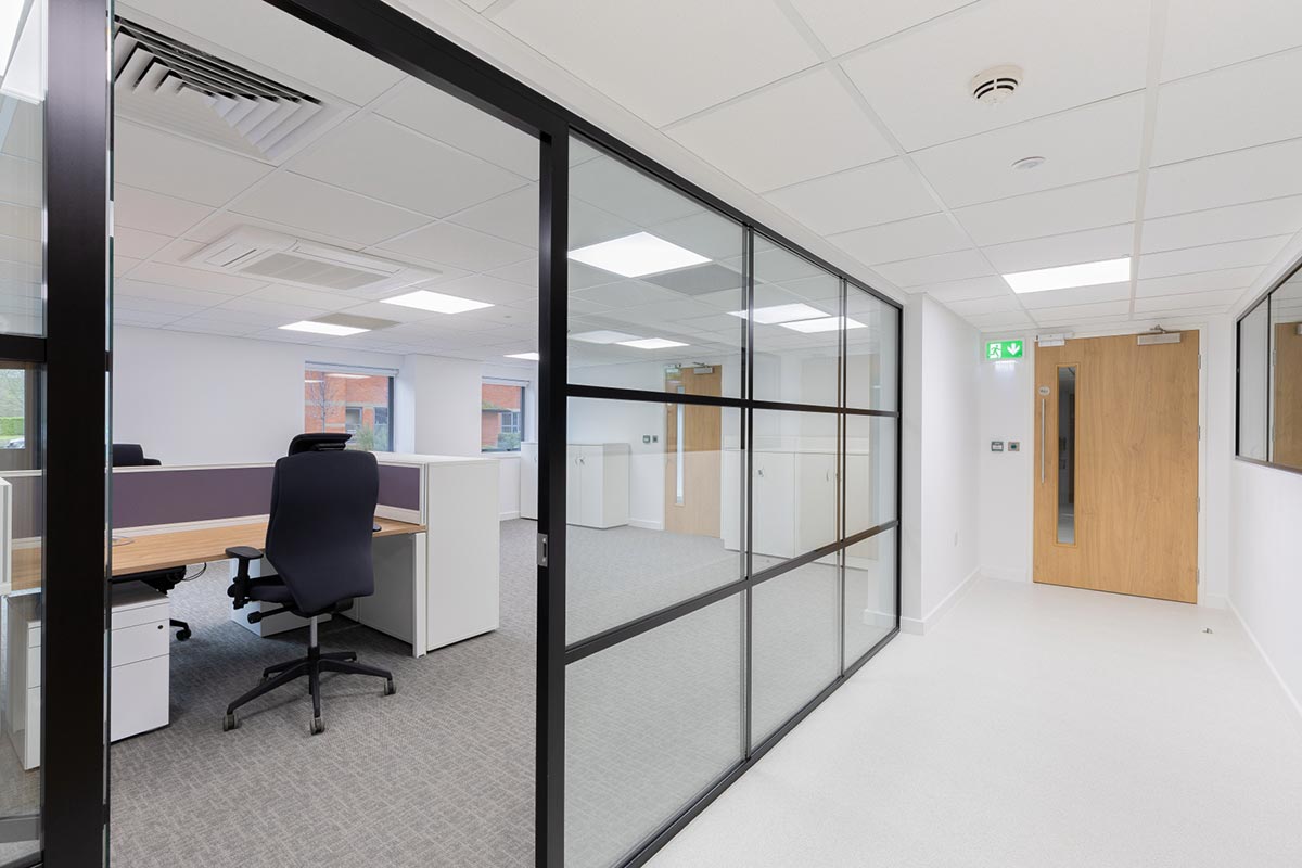 Moderne Glastrennwände Krefeld – Design und Funktion von Glasbau West