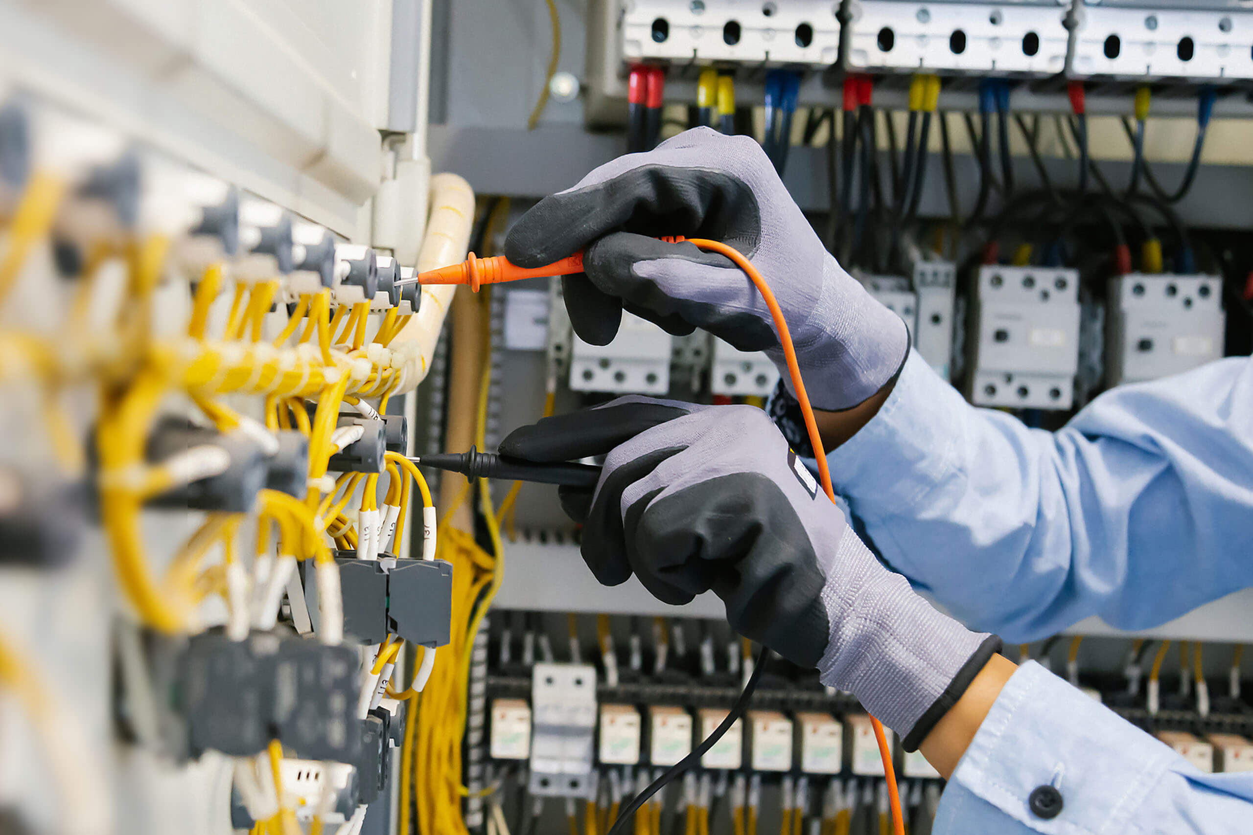 Sicherheitsrisiken vermeiden: Die Rolle der Prüfung ortsfester elektrischer Anlagen