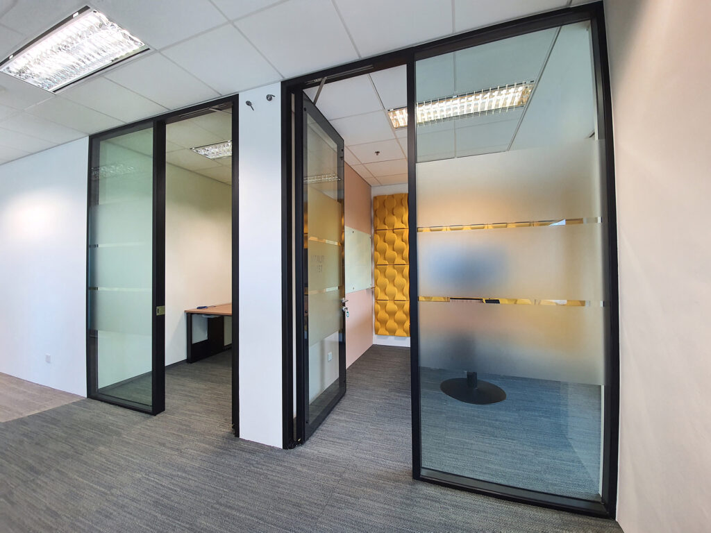 Moderne Glastrennwände Krefeld – Design und Funktion von Glasbau West