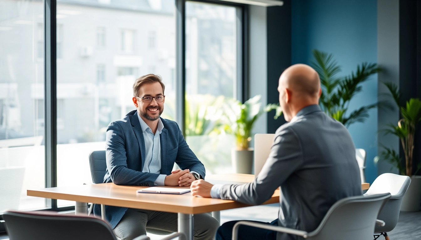 Headhunter Essen führt ein professionelles Gespräch mit einem Kandidaten in einem modernen Büro.